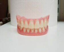 Prothèses complètes supérieures et inférieures, fausses dents.