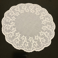 Napperon ancien rond en dentelle Cornely sur voile de coton diamètre 36 cm