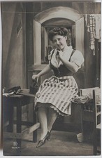 années 1920 dame séduisante pendant le repassage, tirage argentique