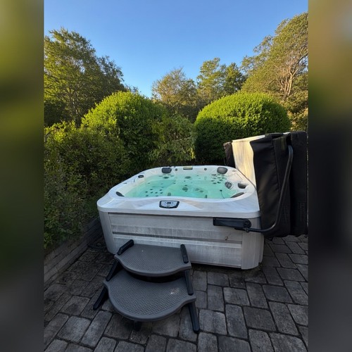 Jacuzzi hot tub - jacuzzi,