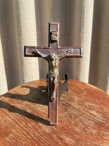 Crucifix plâtre doré - (23, cm)