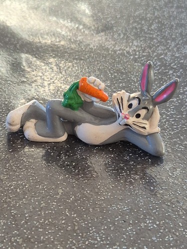 Figurine bugs bunny allongé - bugs,