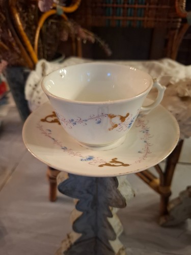 Ancienne tasse sous - et,