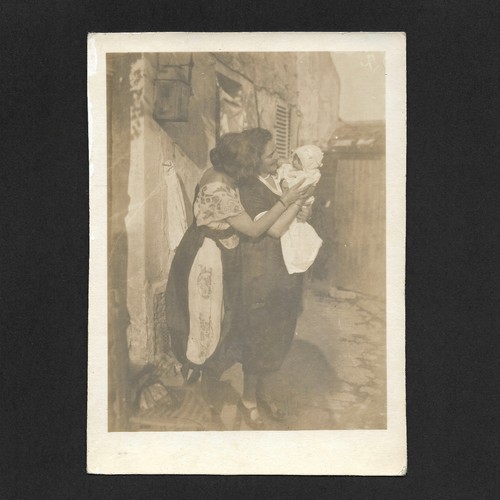Femmes portent nourrisson - femmes,