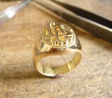 Chevalière or massive ovale