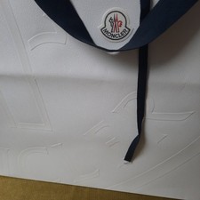 1  Grand sac shopping  Moncler 61x53x19 un peu plié au milieu 