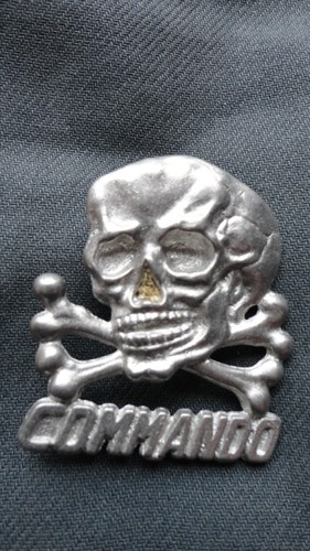 Pin tête mort - tête, commando