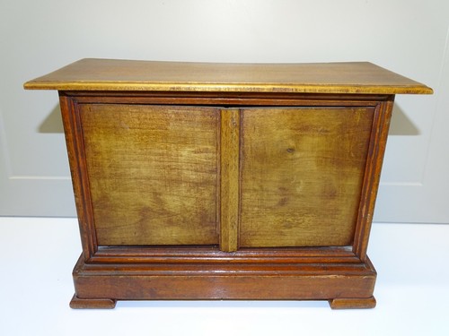 Ancien petit meuble - -ancien, poupee