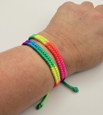 LOT DE 2 BRACELETS FLUO