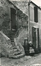 Ile d'Oleron card woman of the country in front of the outside staircase