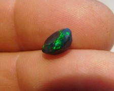 OPALE NOIRE A FACETTES