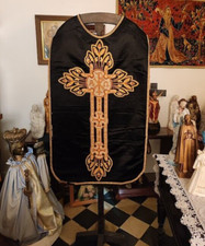 CHASUBLE NOIRE VETEMENT LITURGIQUE BRODERIES CANEVAS AVEC LE CHRISME XIXème
