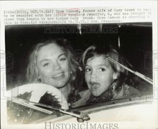 1972 Press Photo Actress Dyan Cannon & daughter meet at airport in Nice, France