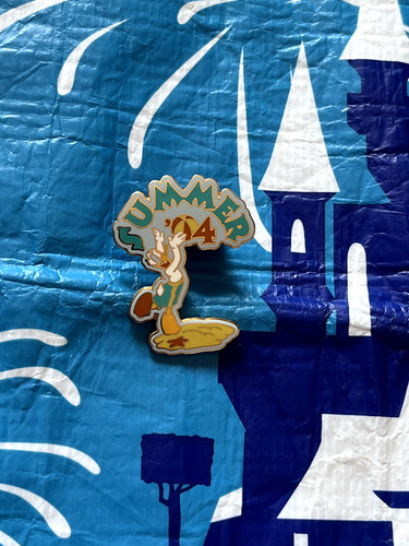 Disney pin trading - trading, 04