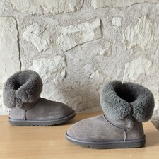 UGG Bailey Button S/N 5803
