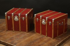 Paire de malles rouges