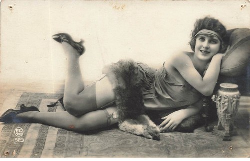 Jeune femme en - nu,