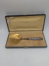 Pelle à Fraises, Argent