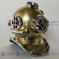 Casque de plongée doré de la