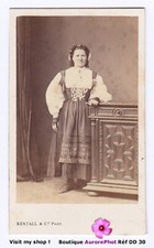 FEMME AVEC COIFFE & TENUE