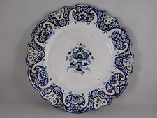 ANCIENNE ASSIETTE FAIENCE DECOR BLEU PANIER FLEURI A IDENTIFIER DIAM 27CM W420H