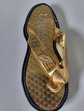 Tongs dorées PRADA Taille 35