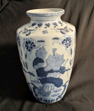 Large Chinese porcelain vase, blue and white floral decor, h 31 cm
