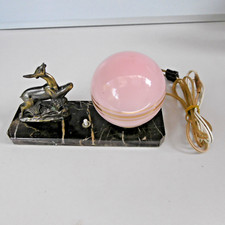 ancienne lampe de chevet biche et boule rose sur marbre