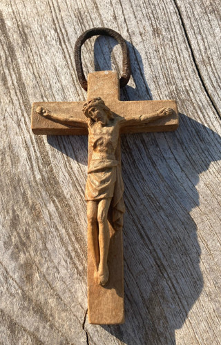 Une croix pectorale - une,