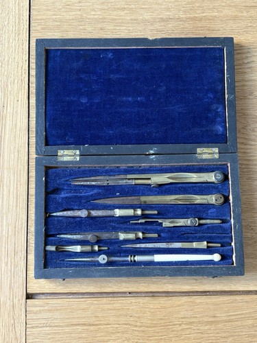 Ancien coffret compas - à,