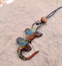 Collier en bois sculpté