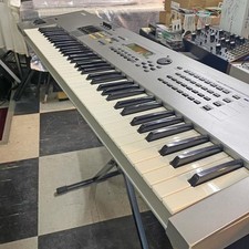 YAMAHA MOTIF 7 76-Key Music Workstation Synthesizer