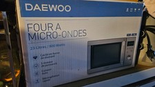 Four micro ondes, Daewoo, couleur gris, jamais ouvert, c'était un cadeau 