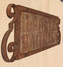 Fer forgé... Ancienne enseigne " LAITERIE D AU..."