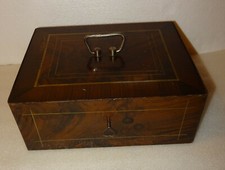 ANCIEN COFFRE. COFFRET METALLIQUE FERMANT A CLE POUR RANGER DOCUMENT OU AUTRE