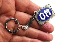 Ancien porte clé OM Officine Meccaniche, chariot élevateur camion compétition.