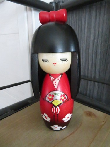 Poupée kokeshi rouge - kokeshi, et