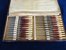 12 couteaux et  12 fourchettes