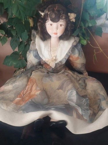 Magnifique poupée porcelaine - poupée,