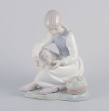 NAO, Spain. Figurine en
