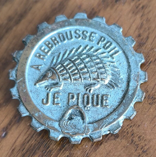 Insigne rebrousse poil je - a,