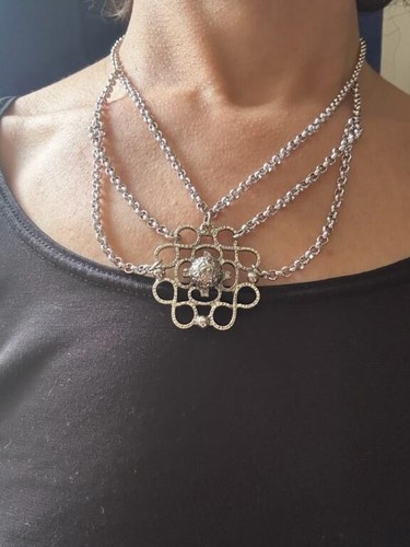 Collier plastron