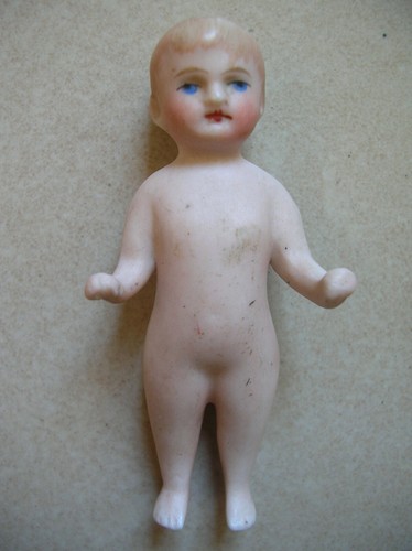 Poupée miniature - , en