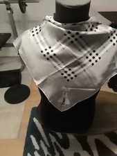 Très Beau Foulard Burberry