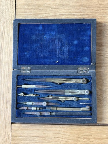 Ancien coffret compas - à,