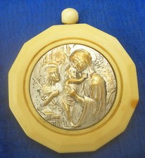 vers 1920 Médaille de berceau LA VIERGE A L'ENFANT AVEC SAINT JEAN
