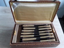 Service de 24 couteaux avec manche en corne, lame inox-