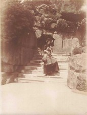 OLD PHOTOGRAPH ENGLAND 1912 RAMSGATE MADEIRA WALK YOUNG WOMAN UMBRELLA