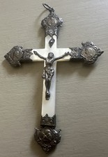 Grande Et ancienne croix en