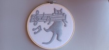 Boutis Provençal "le chat musicien" fait main ,diam: 18 cm, Neuf